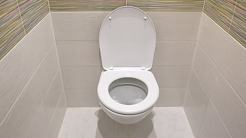 பொது இடங்களில் டாய்லெட் சீட் U வடிவத்தில் இருக்க என்ன காரணம்?