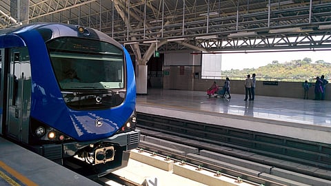 ரயில்வே தண்டவாளத்தில் இருக்கும் கற்கள் மெட்ரோவில் இருப்பது இல்லை ஏன்? அறிவியல் காரணமென்ன?