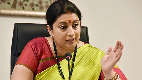 ’’ ஊதியத்துடன் கூடிய மாதவிடாய் விடுப்பு தேவையில்லை’’ - ஸ்மிருதி இரானி சொல்வதென்ன?