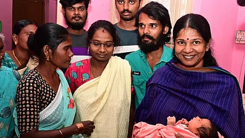 வெள்ளத்தில் இருந்து மீட்கப்பட்ட கர்ப்பிணி - குழந்தைக்கு கனிமொழி என பெயர் சூட்டிய எம்.பி!