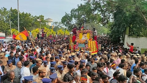 விஜகாந்த் இறுதி ஊர்வலம்: கண்ணீர் வெள்ளத்தில் மிதக்கும் கேப்டன் - புகைப்படங்கள் உள்ளே!