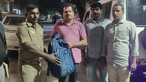 சென்னை: ஆட்டோவில் தவறவிட்ட 15 லட்சம் - 1 மணி நேரத்திலேயே போலீசார் கண்டுபிடித்தது எப்படி?