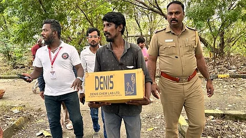 சென்னை: 'அட்டை பெட்டியில் மகளை தூக்கிச்செல்லும் அப்பா - கலங்க வைக்கும் பின்னணி