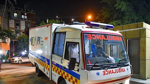 சாலையில் இருந்த பள்ளத்தால் உயிர் பிழைத்த முதியவர் - ஆச்சரியத்தில் குடும்பம்