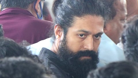 Yash : கட்-அவுட் வைக்க முயன்று மரணித்த ரசிகர்களின் குடும்பத்தினருக்கு நேரில் ஆறுதல்