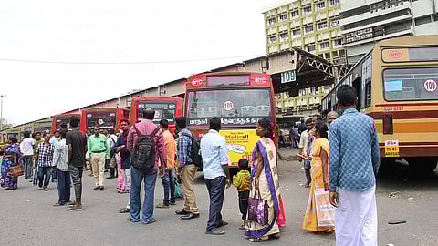 போக்குவரத்து ஊழியர்கள் வேலைநிறுத்தம் : அவதியுறும் பொதுமக்கள் - விவரங்கள் உள்ளே