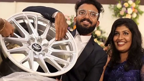 மணமகனுக்கு திருமண பரிசாக கார் வீல்களை வழங்கிய நண்பர்கள் - இணையத்தில் வைரலாகும் வீடியோ!