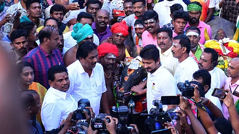 அலங்காநல்லூர்: "கயிற்றை பிடித்து காளையை இழுத்துவந்த உதயநிதி" - தொடங்கியது பாரம்பரிய போட்டி