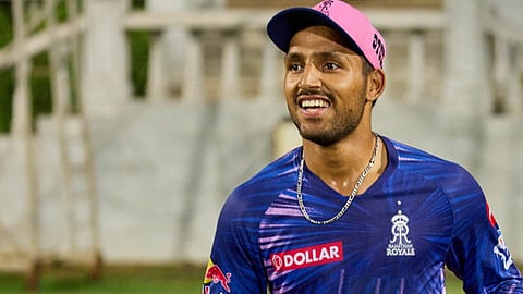 Dhruv Jurel: "கிட் வாங்க நகையை விற்ற அம்மா" - இந்திய அணியில் இடம்பெற்ற இளம் வீரர் உருக்கம்