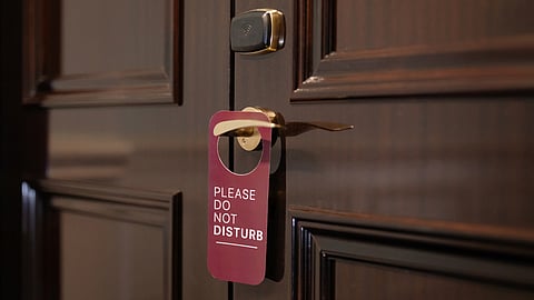 Hotel-களில் Do Not Disturb கார்டு தொங்கவிடும் முன் இதை சிந்தித்துக்கொள்ளுங்கள்!