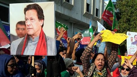 பாகிஸ்தான் தேர்தல்: வைரலாகும் அதிர்ச்சி வீடியோ!