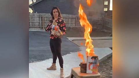 America : LGBTQ புத்தகங்களை எரித்த இளம் வேட்பாளர்!