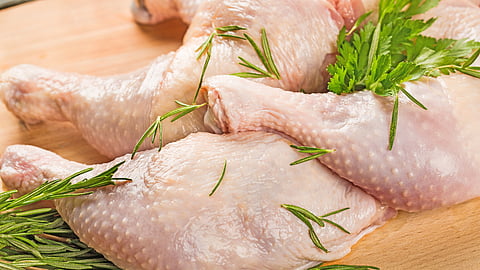 தினமும் பச்சை கோழிக்கறி சாப்பிடும் நபர் - என்ன சொல்கிறார்?