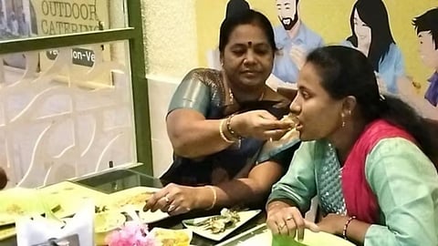 ஈரோடு: ஊட்டிவிட்டால் உணவு இலவசம்! மகளிர் தின சலுகை எங்கே?