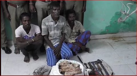 காப்புக் காட்டில் சந்தனமரம் வெட்டி கடத்தல்.. ரூ.1 லட்சம் மதிப்பிலான 10 கிலோ சந்தன மரத்துண்டுகள் பறிமுதல்