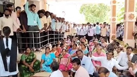 அரசு கல்லூரி மாணவர்கள் உள்ளிருப்பு போராட்டம்.. கவுரவ விரிவுரையாளர்களும் உள்ளிருப்பு போராட்டம்