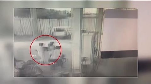 பங்க் ஊழியரை தாக்கிய இளைஞர்கள்