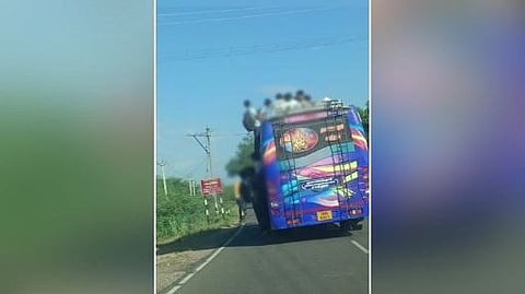 படிக்கட்டு, ஜன்னலில் தொங்கியவாறு ஆபத்தான பயணம்