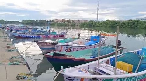 செருதூர் மீனவர்கள் வேலை நிறுத்தம்