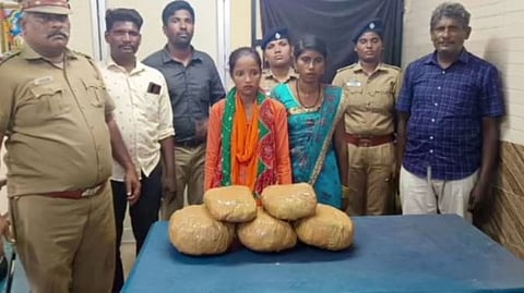 இரண்டு பெண்கள் கைது