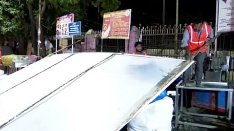 விளம்பர பதாகைகளை அகற்றம்