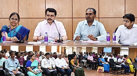 அதிகாரிகளுக்கு அமைச்சர் அறிவுறுத்தல்