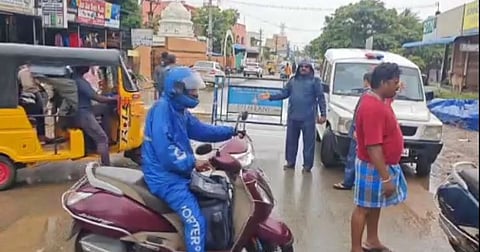 தொடர் கனமழையால் நிரம்பிய கோவில்பதாகை ஏரி.. உபரிநீர் வெளியேறி குடியிருப்புகளை சூழ்ந்த வெள்ளம்