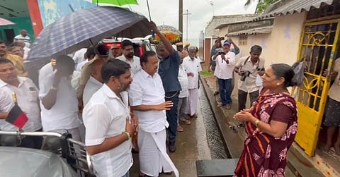 மழைநீர் தேங்கி கிடப்பதை பார்த்து கடுப்பான அமைச்சர் .. "4 நாட்களாக என்ன செய்து கொண்டிருந்தீர்கள்?"