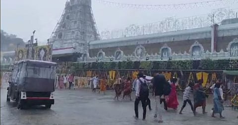 திருப்பதி உள்ளிட்ட மாவட்டங்களுக்கு கனமழை எச்சரிக்கை.. திருப்பதி மலைக்கு செல்லும் ஸ்ரீவாரி மெட்டு நடை பாதை மூடல்