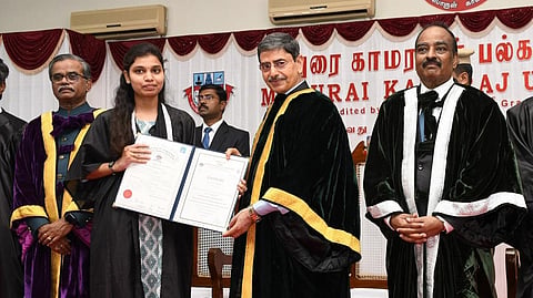 பட்டமளிப்பு விழாவில் ஆளுநர்