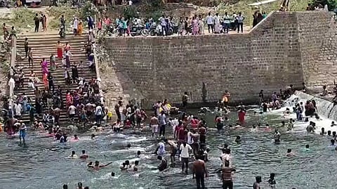 SLM Tourist crowd