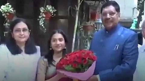 Judge visit chess winner
