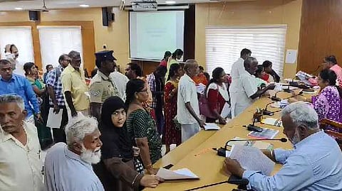 ஒரு மாதமாக தவிக்கிறோம், விவசாயிகள் புகார் மனு