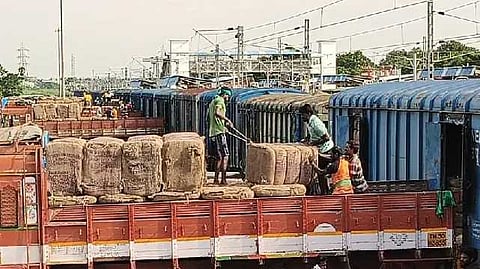நெல் மணிகளை நிரப்ப 14 லட்சம் சாக்கு பைகள் தயார்