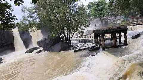 knk thirparappu falls