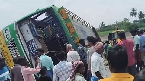 மினி பேருந்து விபத்து