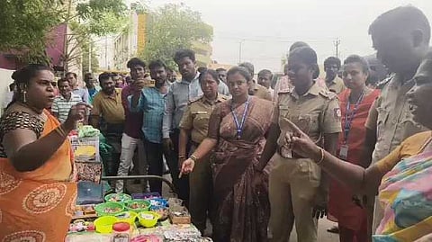 சாலைகளில் ஆக்கிரமிப்பு கடைகள்