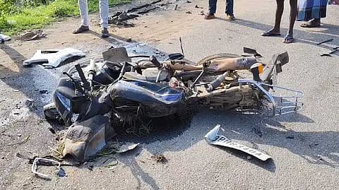 தடுப்பின் மீது மோதி விபத்து