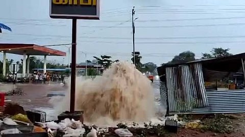பீறிட்டு வெளியேறி குடிநீர்