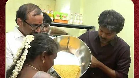 ரேசன் பொருட்கள் விநியோகித்த முதலமைச்சர் விஜய்