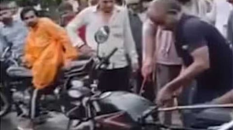 ஓடும் வாகனத்தில் பாம்பு, மீட்பு, பரபரப்பு
