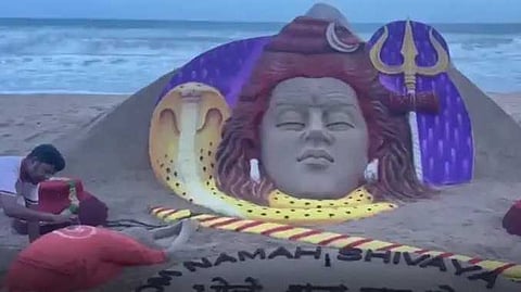 சிவம் வடிவிலான மணல் சிற்பம்