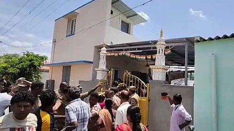 தொழுகை கூடத்தை முற்றுகை