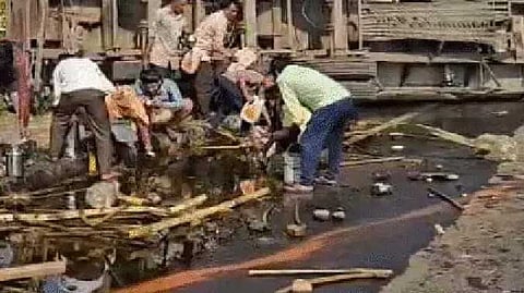 பாமாயிலை எடுக்க போட்டா போட்டி