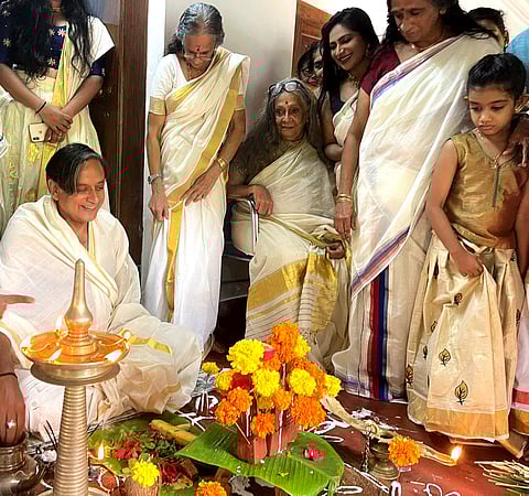 Tharoor performing the 'Puthari' puja at his ancestral home, Mundarath House, Elavanchery, district Palakkad