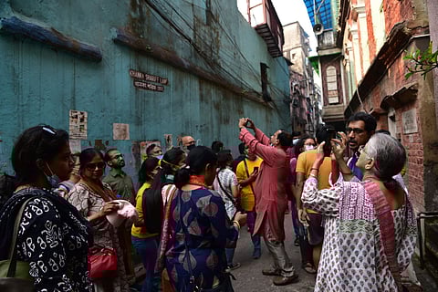 KYN volunteers take a group around the lanes and bylanes of a Kolkata neighbourhood