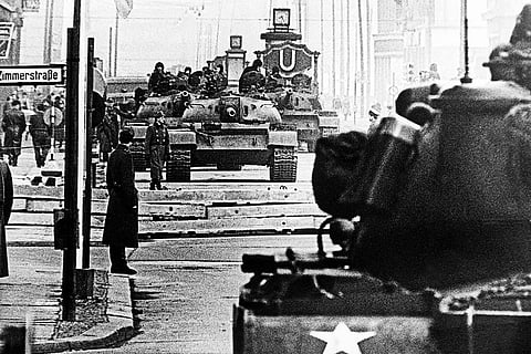 Russian and American tanks face off
in Berlin’s East-West border