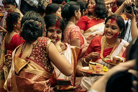 The colourful ritual of shindoor khela during Vijaya Dashami in Kolkata