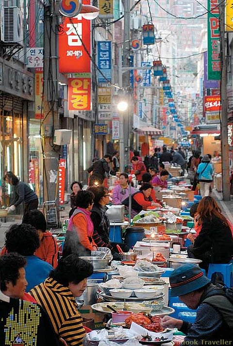 The street opposite the Jagalchi fish market in Busan, where one can enjoy a vast variety of excellent street food