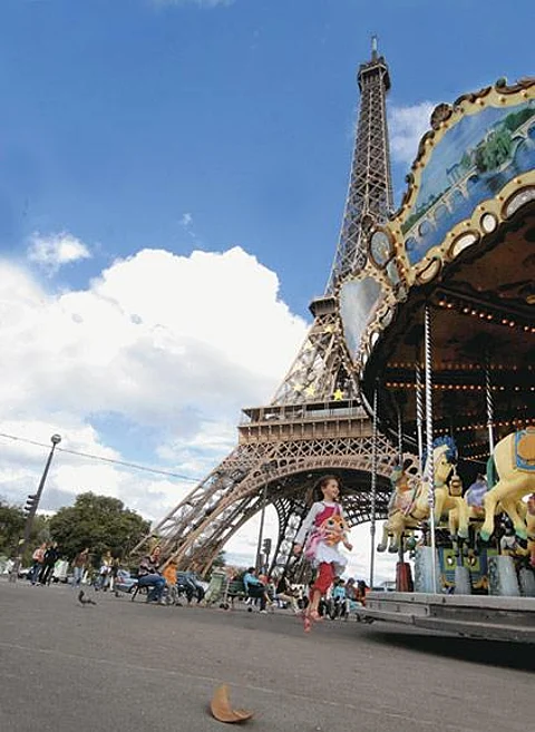 Summer time is extra festive around the Eiffel Tower